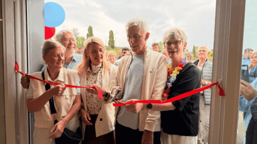 Nos élus coupent le traditionnel ruban rouge, accompagnés par Dominique, colocataire, et Fabienne.